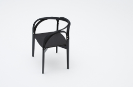 黒ゴムを使用した椅子