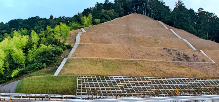 山間部の法面イメージ写真）