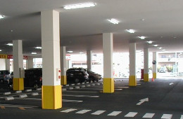 店舗駐車場の柱の保護。
