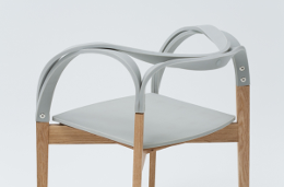 ライトグレーのゴムを使用した椅子